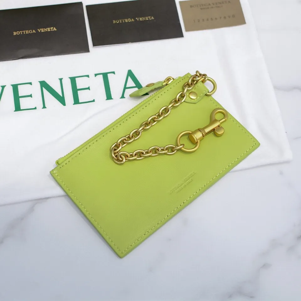 🔥🔥The counterattack of the popular Bottega Veneta started with this series of cloud bags, which went viral in the fashion circle and started a craze! Out of stock, out of stock, out of stock... One piece is hard to find, super hard to buy, regardless of age, season, or occasion. Very classy. Really, if you carry this on the road, it will turn heads! This is also the reason why this series is so expensive. Large size: 38*20*8.5cm [Big clouds and large grid weaving] Kiwi green